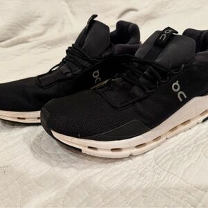 On Running Women’s On Cloud Athletic Shoes Sz 10